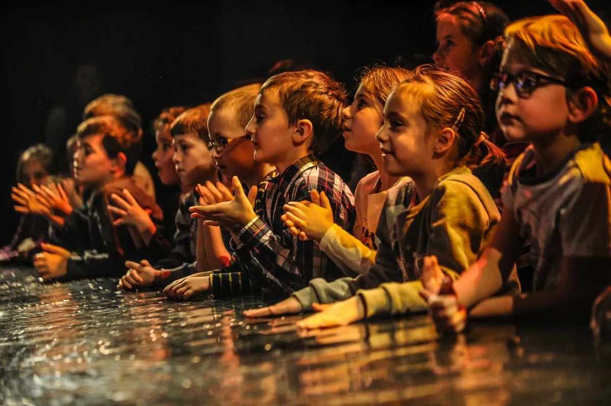 Copii la teatru